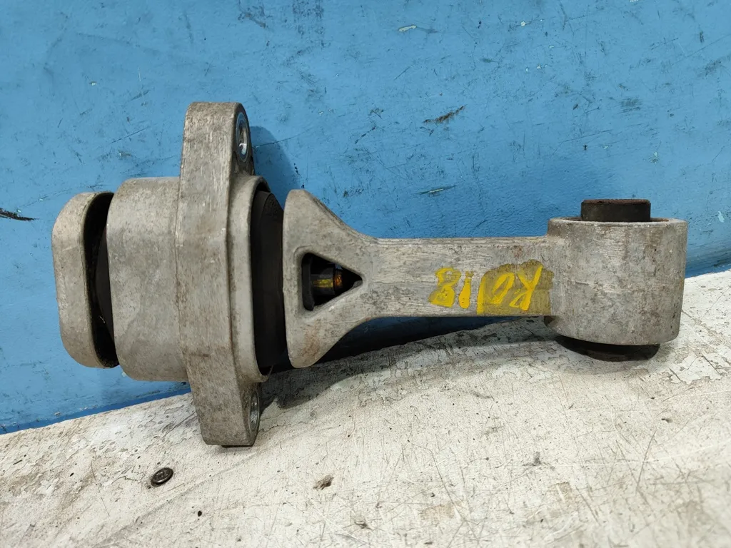 Опора двигателя передняя Kia VENGA 1 2009-2014