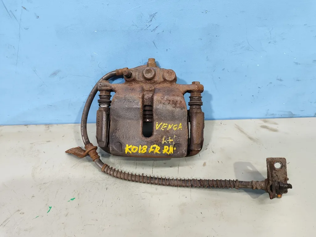 Суппорт передний правый Kia VENGA 1 2009-2014