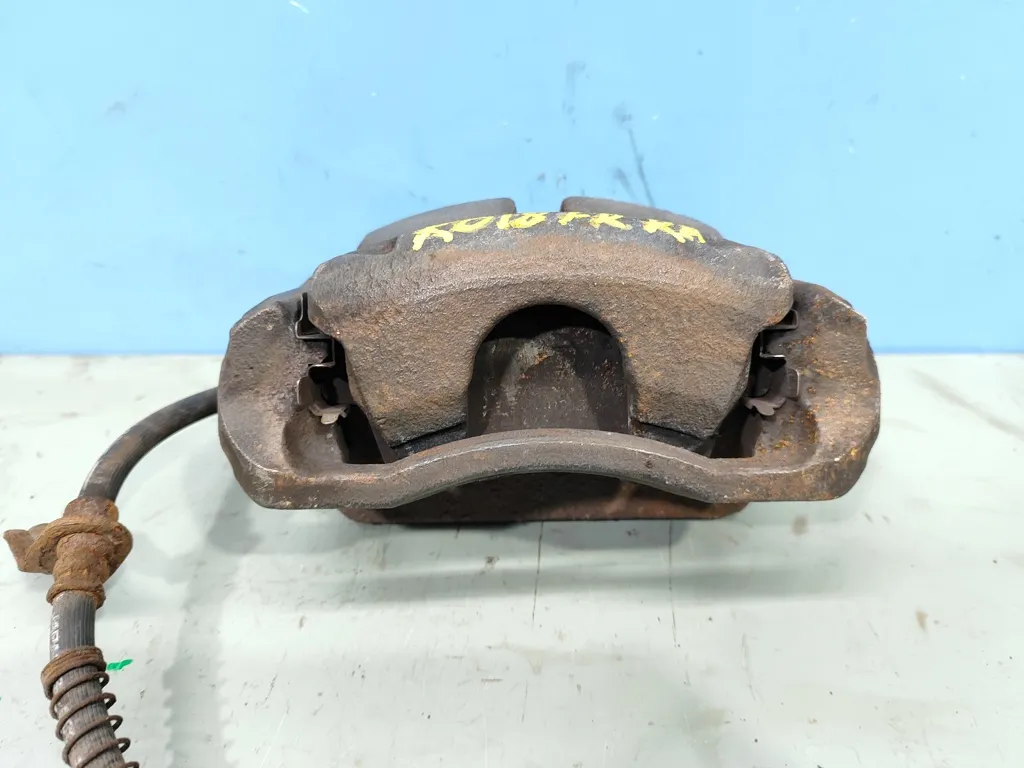 Суппорт передний правый Kia VENGA 1 2009-2014