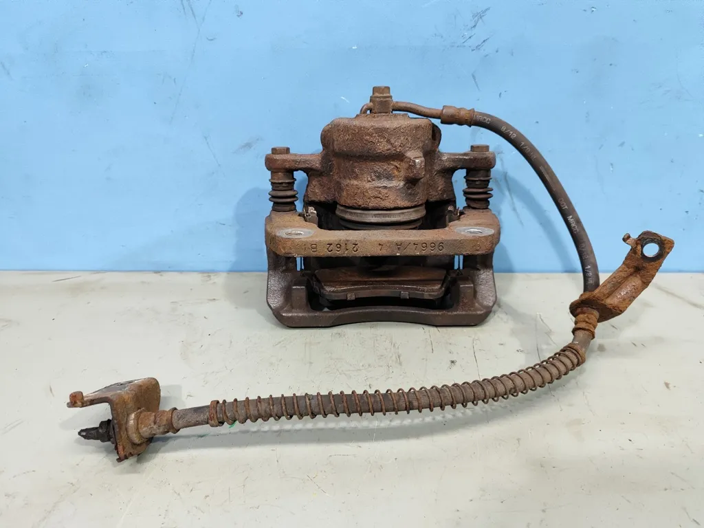 Суппорт передний правый Kia VENGA 1 2009-2014