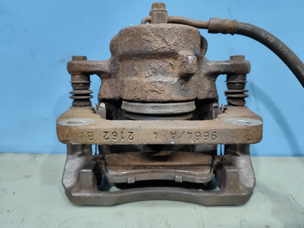 Суппорт передний правый Kia VENGA 1 2009-2014