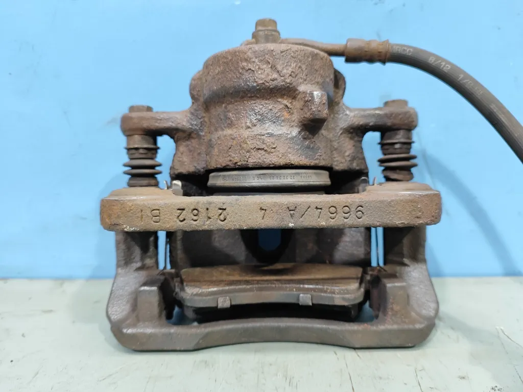 Суппорт передний правый Kia VENGA 1 2009-2014