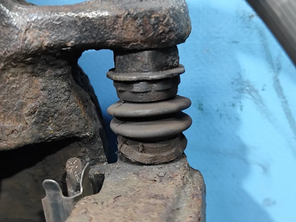 Суппорт передний правый Kia VENGA 1 2009-2014