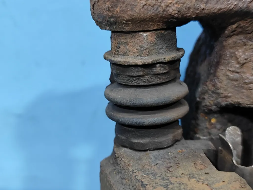 Суппорт передний правый Kia VENGA 1 2009-2014