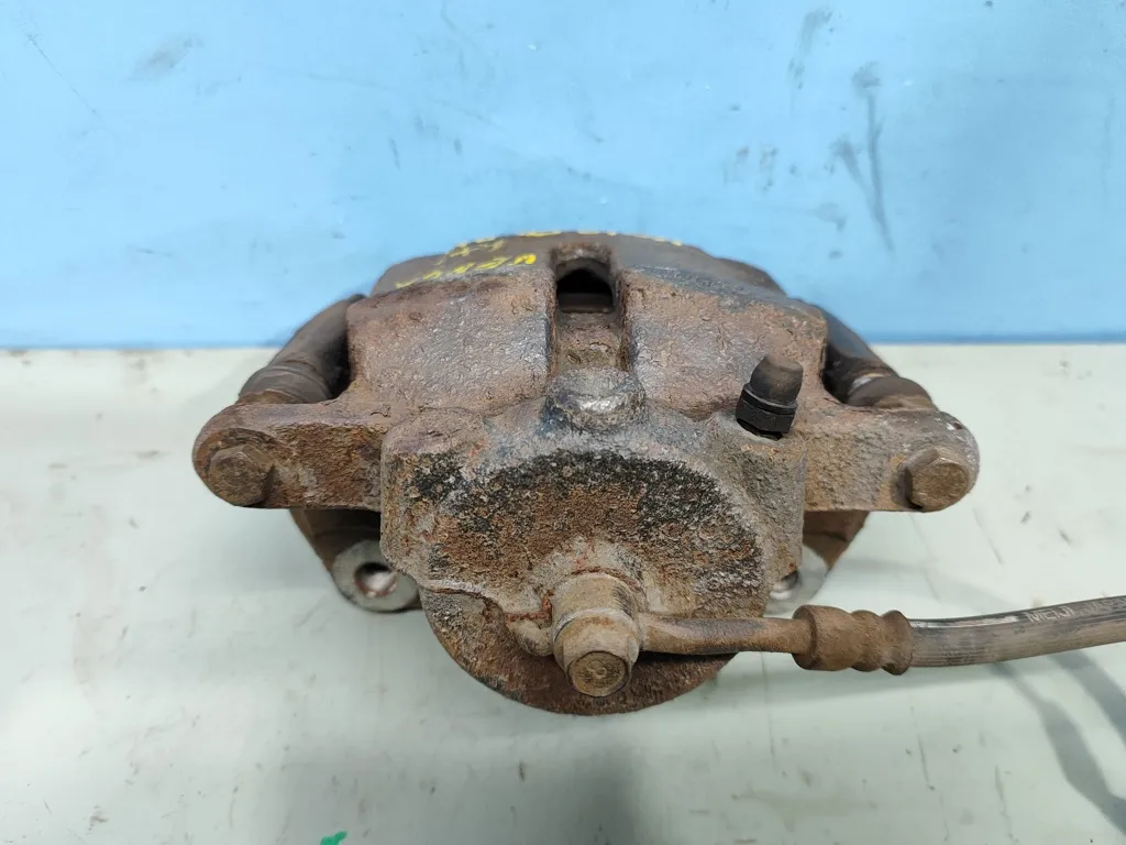 Суппорт передний правый Kia VENGA 1 2009-2014