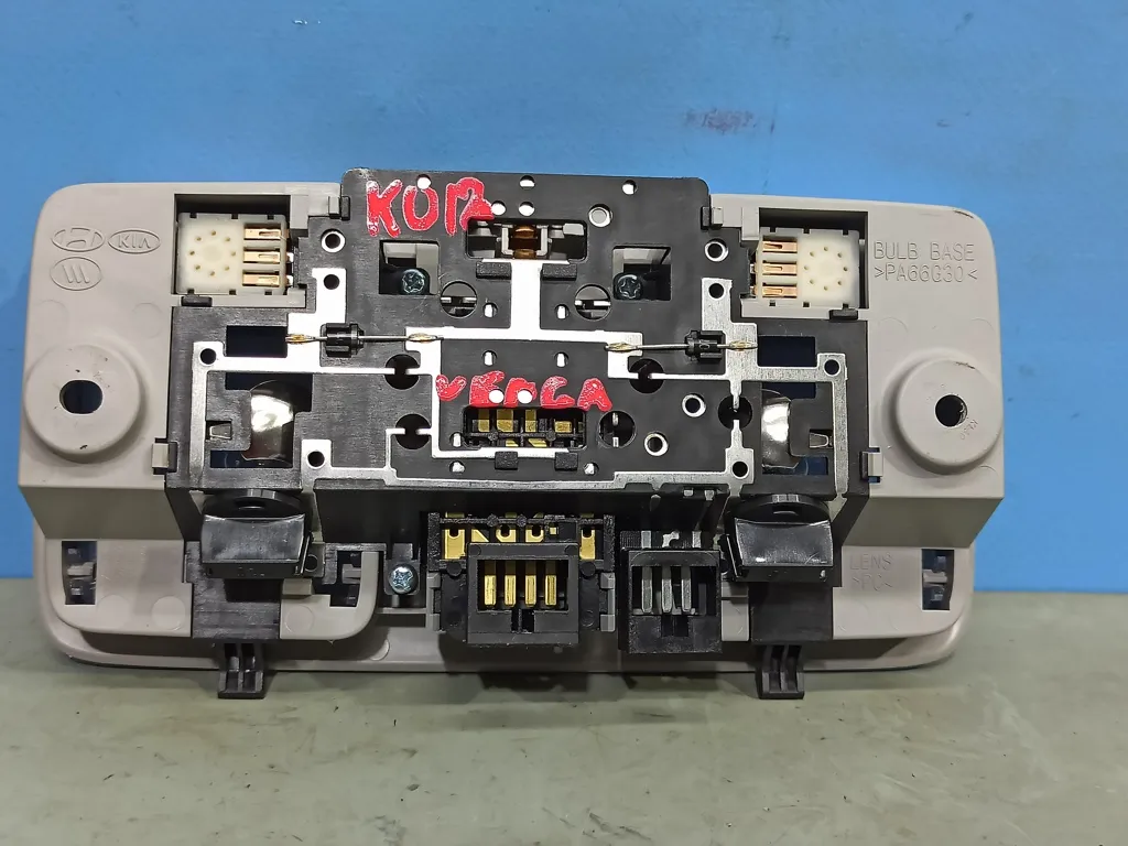 Плафон салонный передний Kia VENGA 1 2009-2014