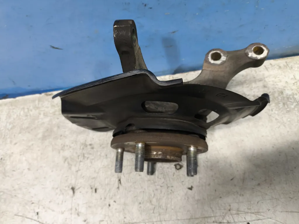 Кулак передний правый Kia Cerato 3 2016-2018