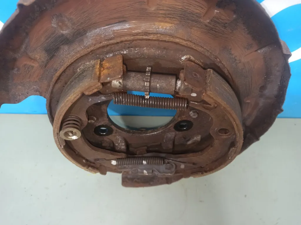 Механизм ручника левый Kia Ceed 1 2010-2012