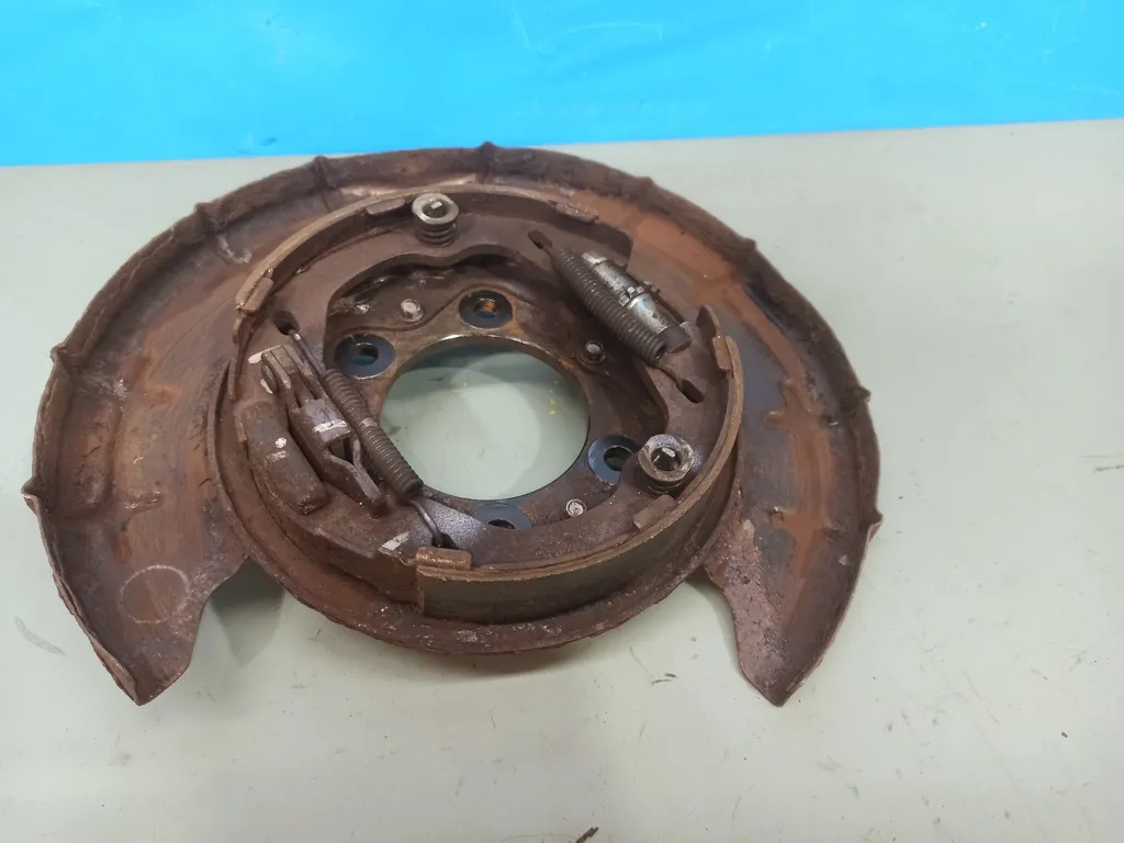 Механизм ручника правый Kia Ceed 1 2010-2012