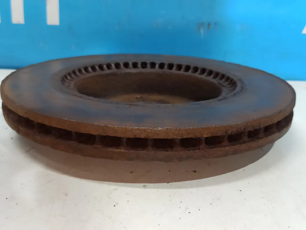 Диск тормозной передний Kia Ceed 1 2010-2012