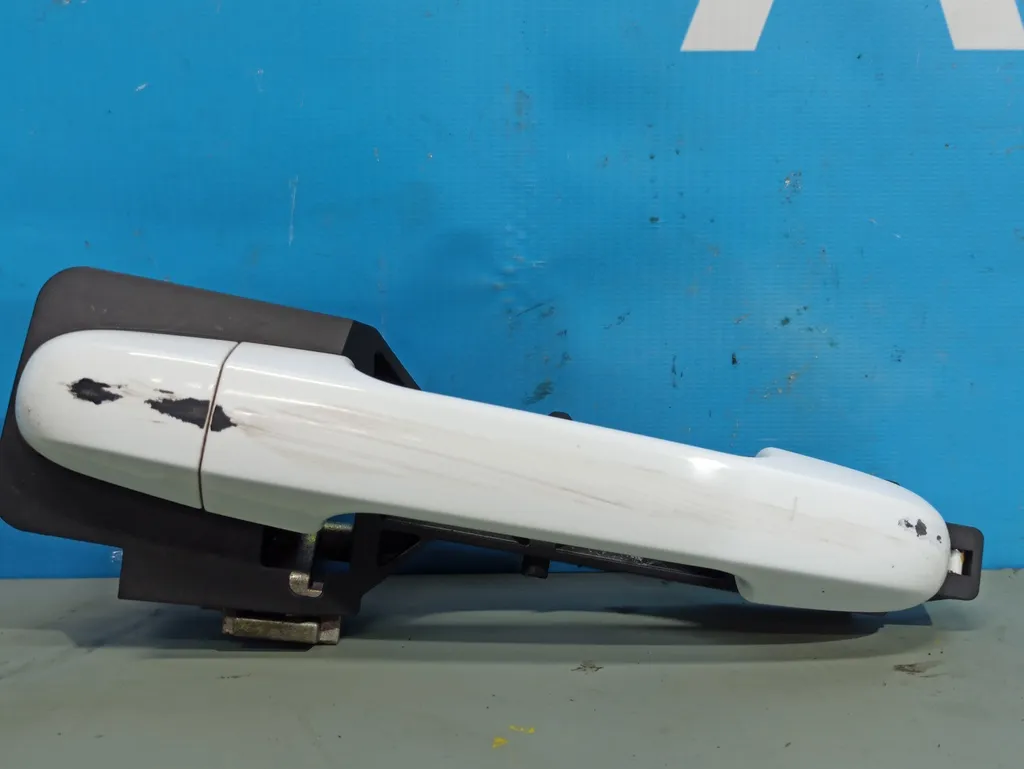 Ручка двери передняя левая Kia Ceed 1 2010-2012