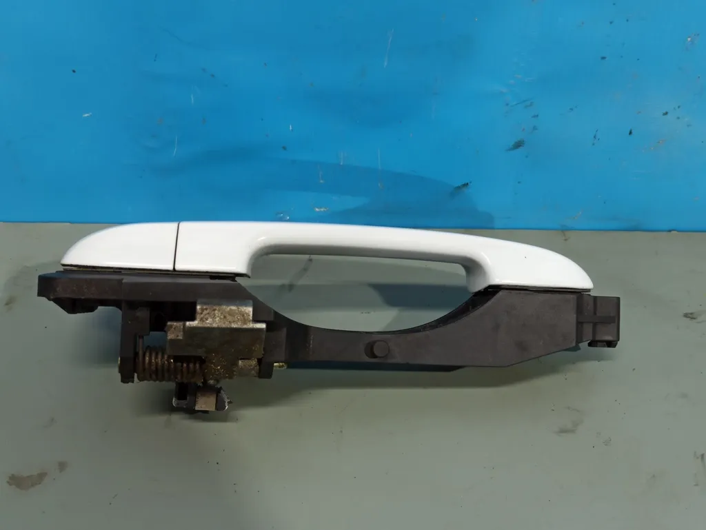 Ручка двери передняя левая Kia Ceed 1 2010-2012