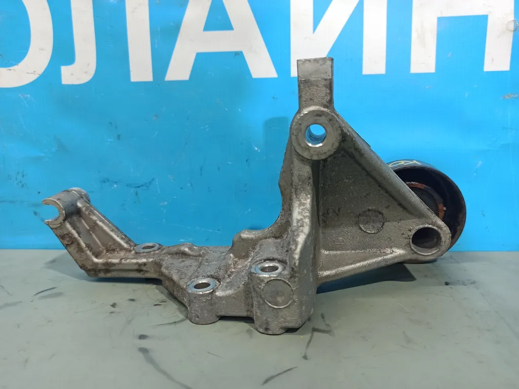 Кронштейн генератора Hyundai Grand Starex 2007-2015