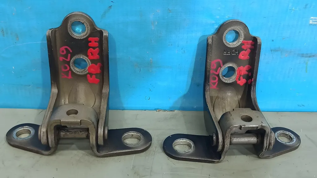 Петли двери передней правой Kia Ceed 1 2010-2012