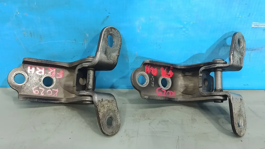 Петли двери передней правой Kia Ceed 1 2010-2012