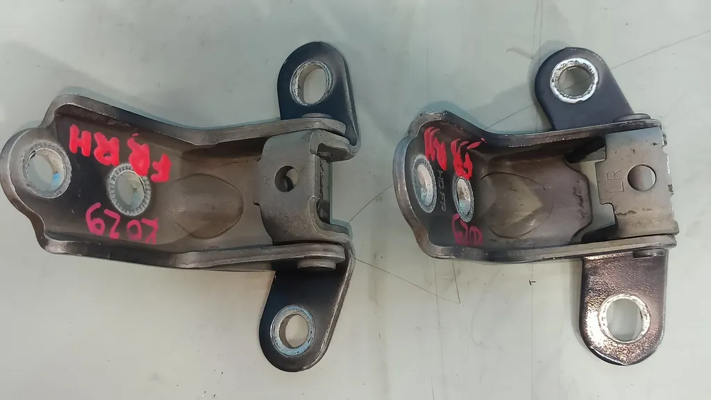 Петли двери передней правой Kia Ceed 1 2010-2012