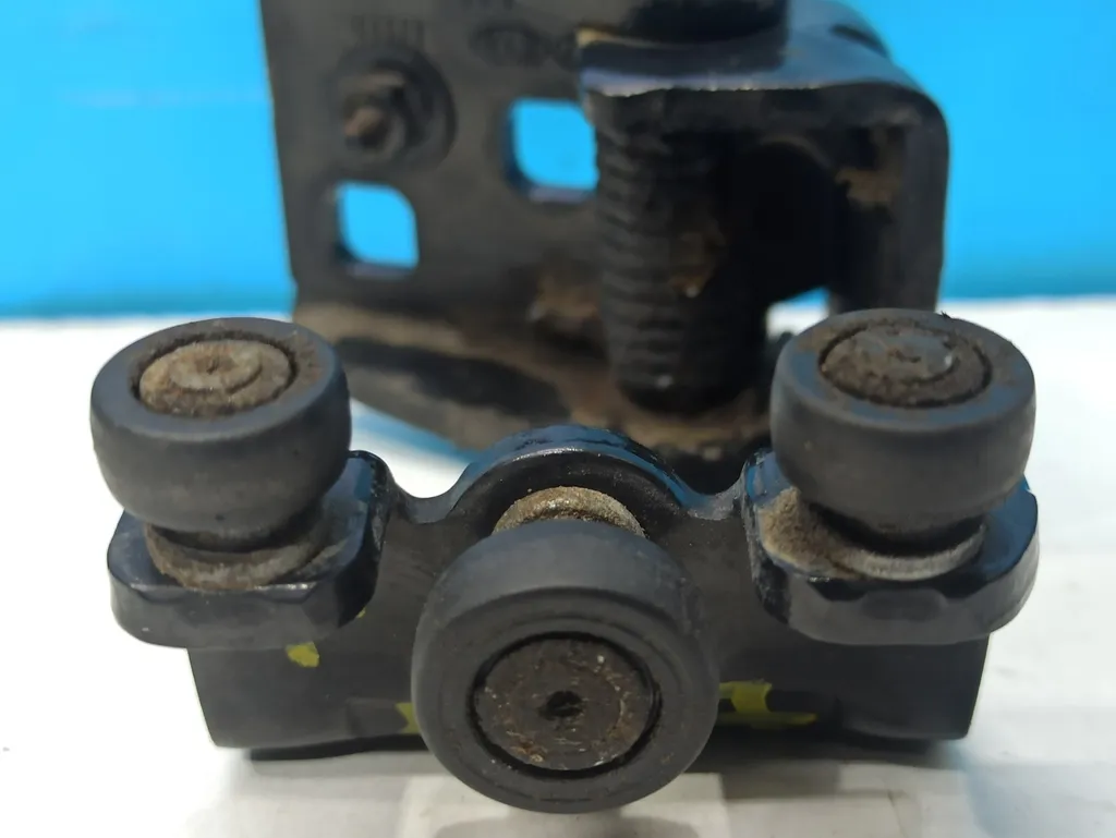 Ролик двери сдвижной средний Hyundai Grand Starex 2007-2015