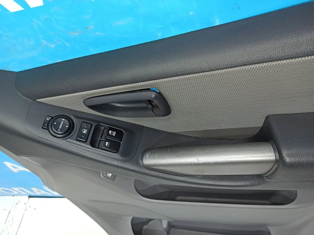 Обшивка двери передней правой Hyundai Grand Starex 2007-2015
