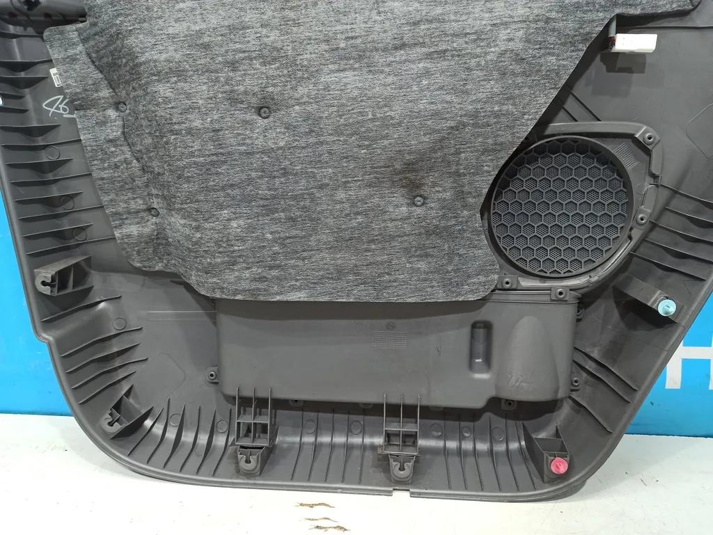 Обшивка двери передней правой Hyundai Grand Starex 2007-2015