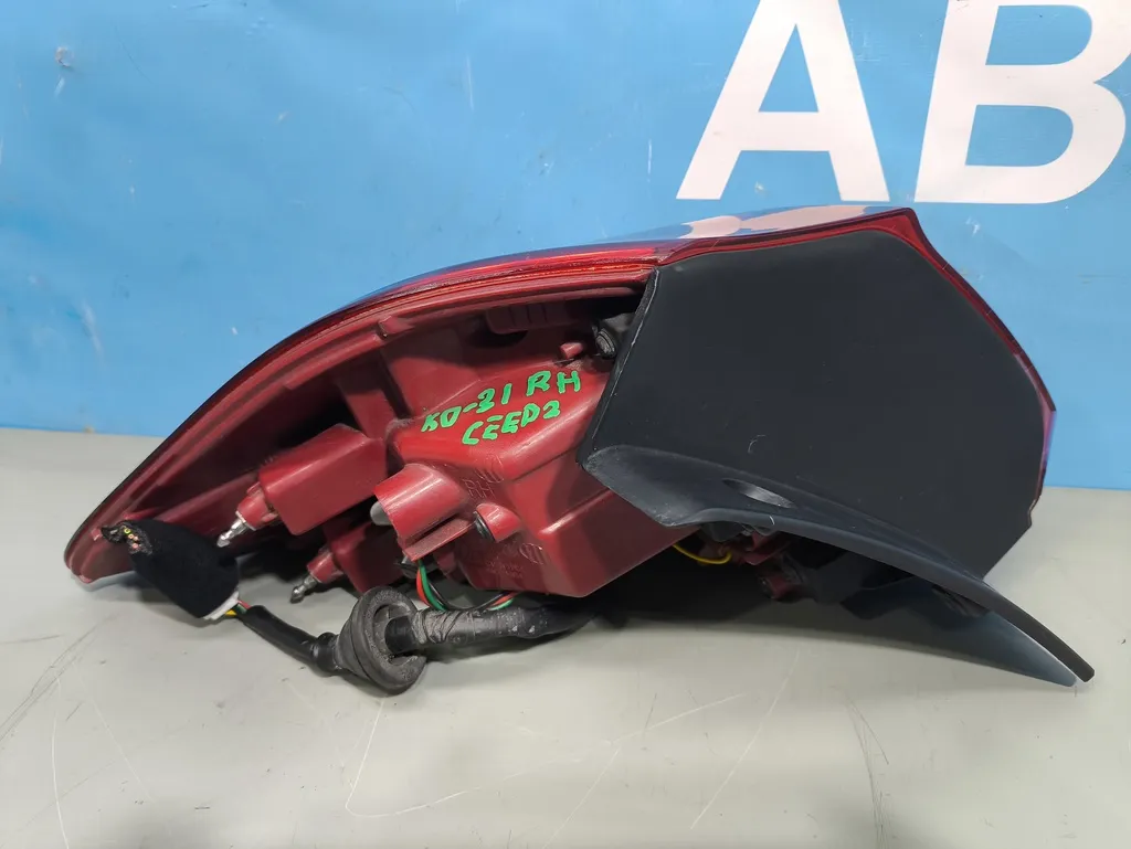 Фонарь внешний правый Kia Ceed 2 JD 2015-2018