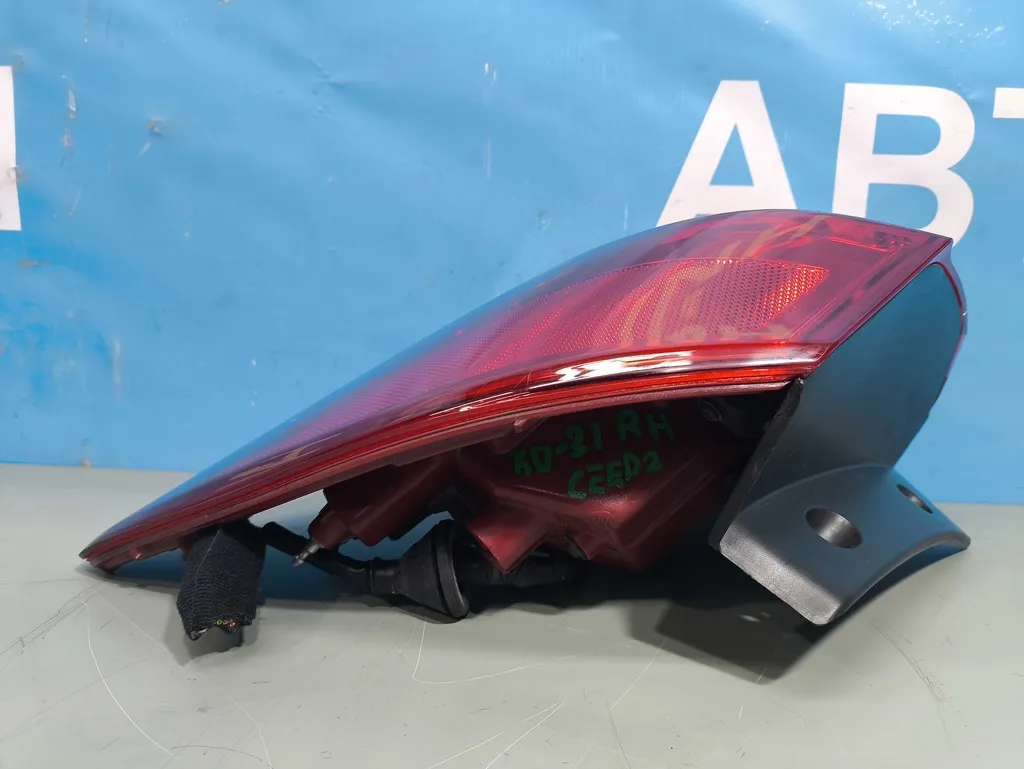 Фонарь внешний правый Kia Ceed 2 JD 2015-2018