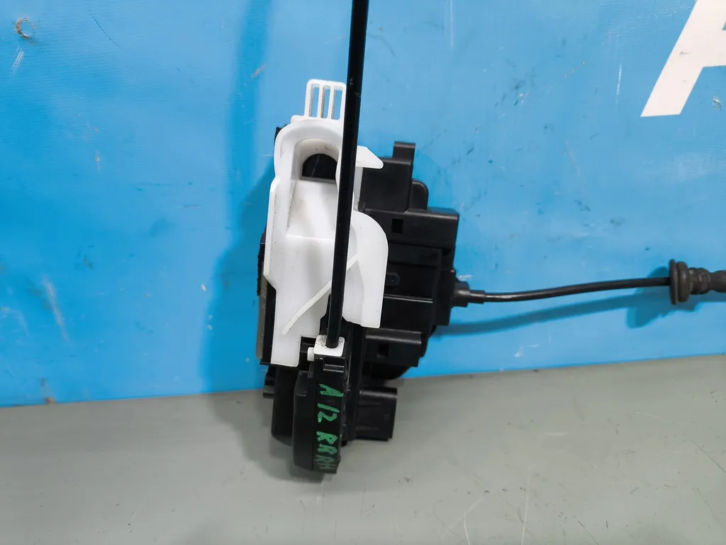 Замок двери задней правой Kia Ceed 1 2010-2012