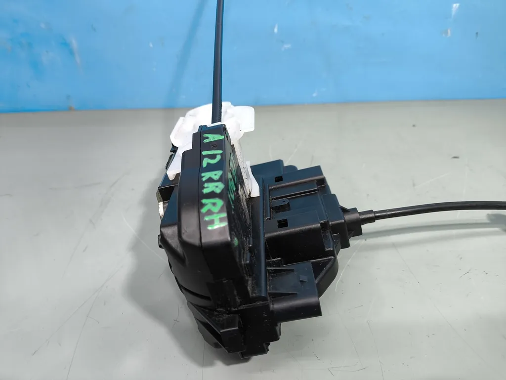 Замок двери задней правой Kia Ceed 1 2010-2012