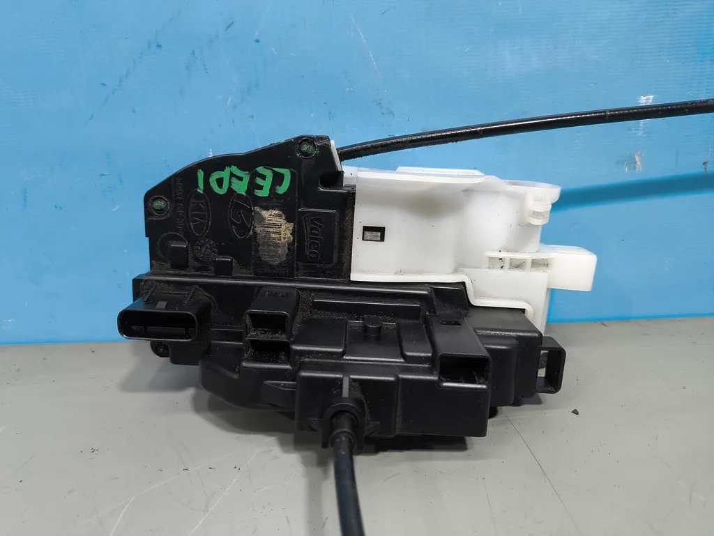 Замок двери задней правой Kia Ceed 1 2010-2012