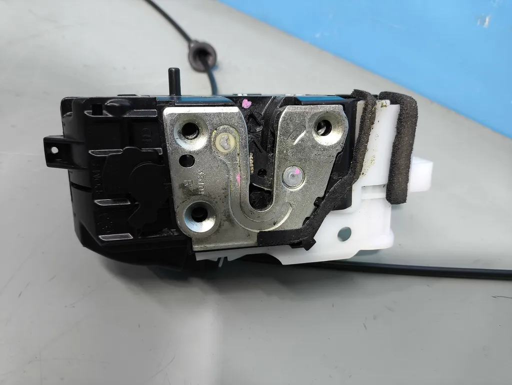 Замок двери задней правой Kia Ceed 1 2010-2012