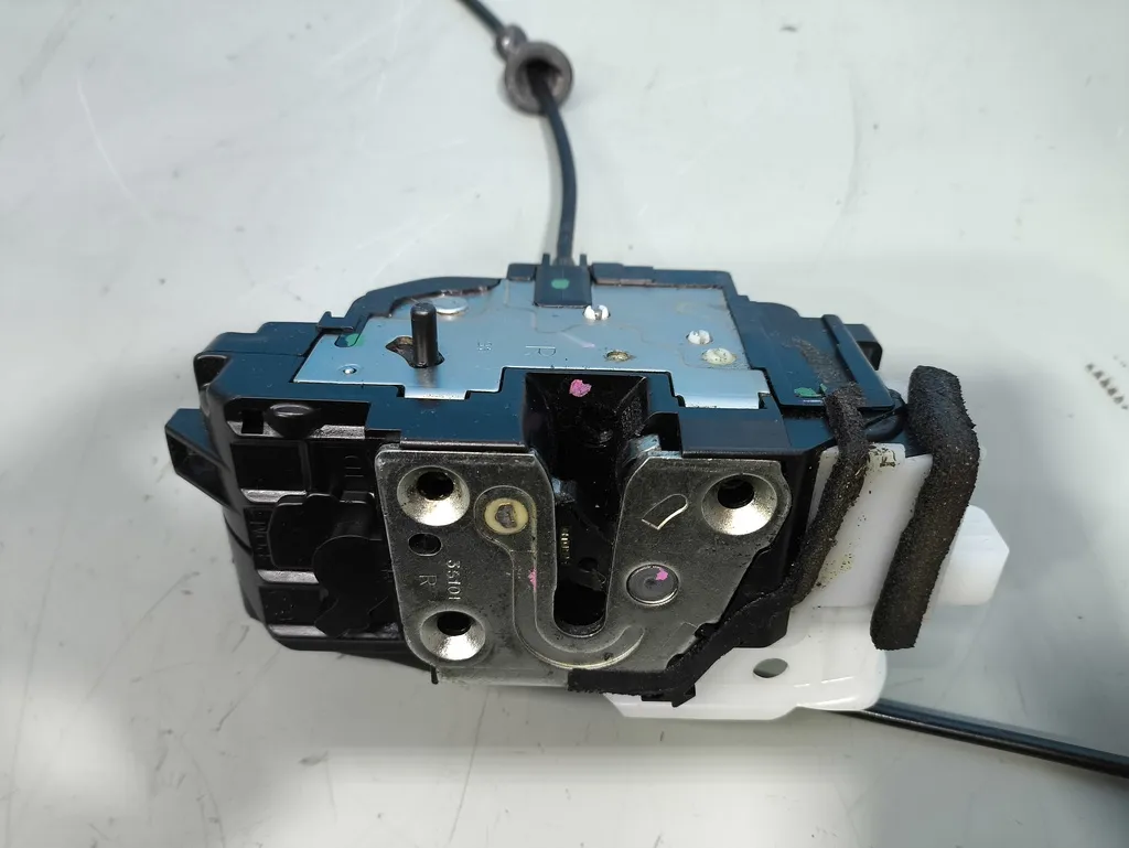 Замок двери задней правой Kia Ceed 1 2010-2012