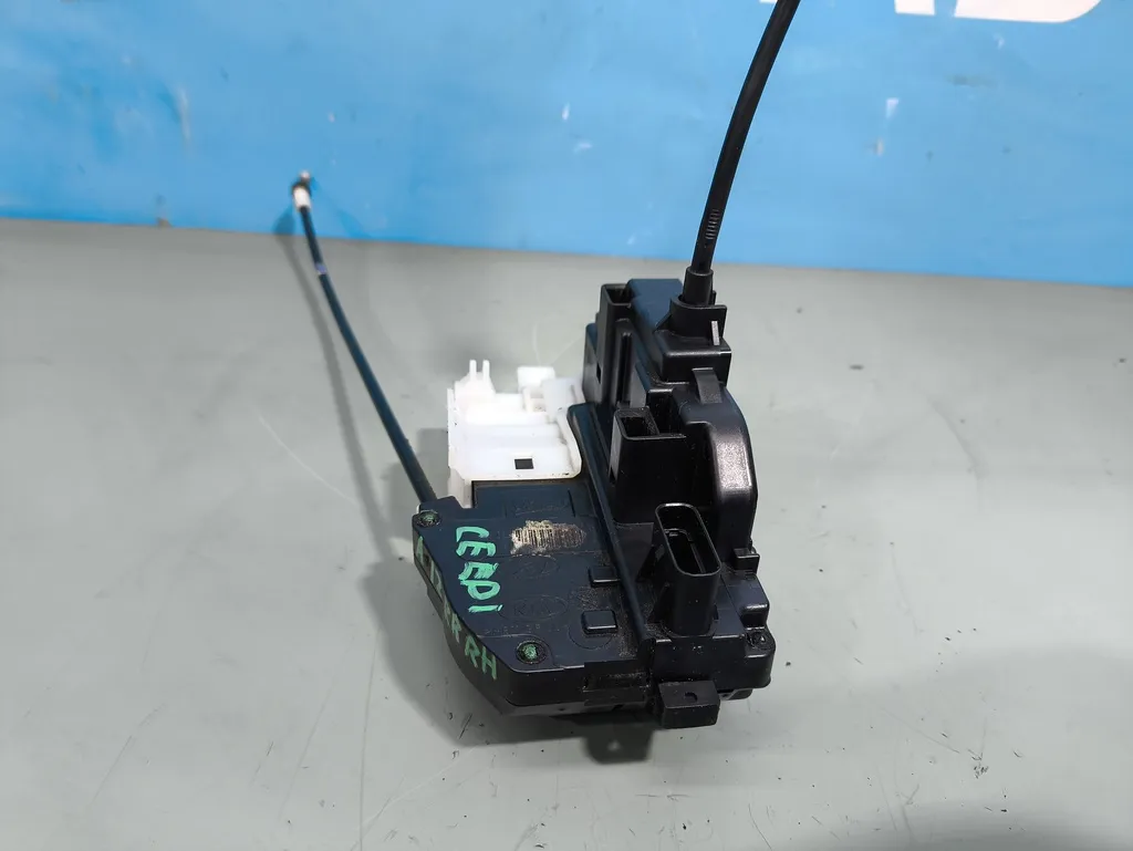 Замок двери задней правой Kia Ceed 1 2010-2012