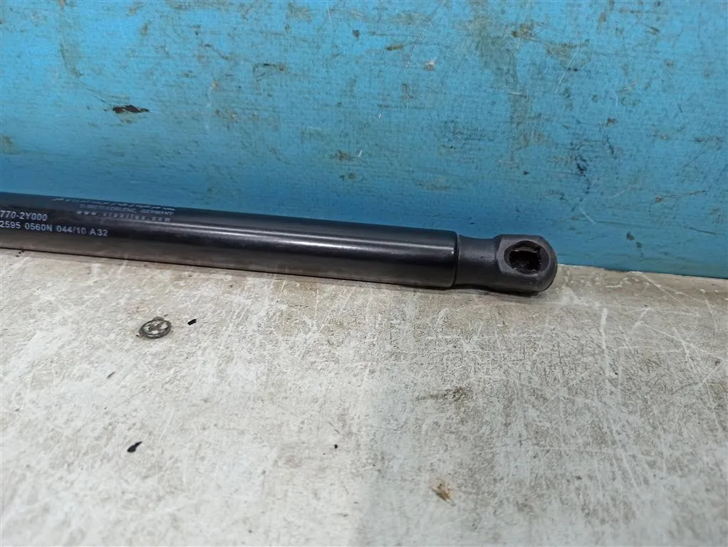 Амортизатор крышки багажника Hyundai IX35 1 2010-2013