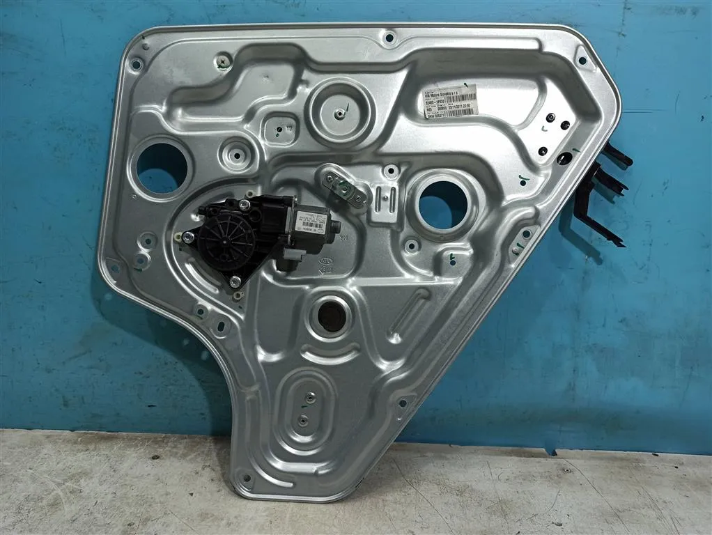 Стеклоподъемник задний правый Kia VENGA 1 2009-2014