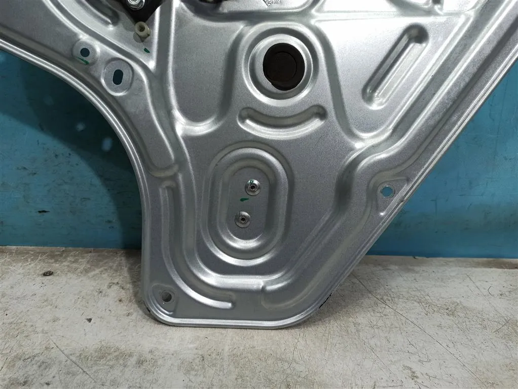 Стеклоподъемник задний правый Kia VENGA 1 2009-2014