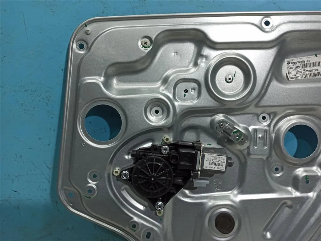 Стеклоподъемник задний правый Kia VENGA 1 2009-2014