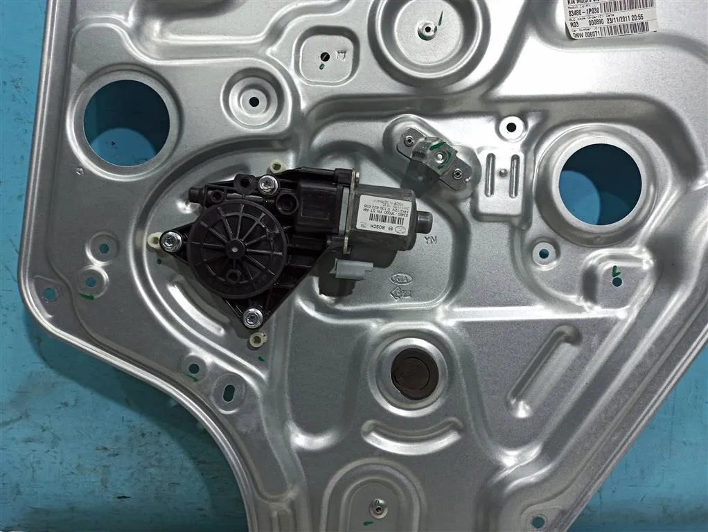 Стеклоподъемник задний правый Kia VENGA 1 2009-2014