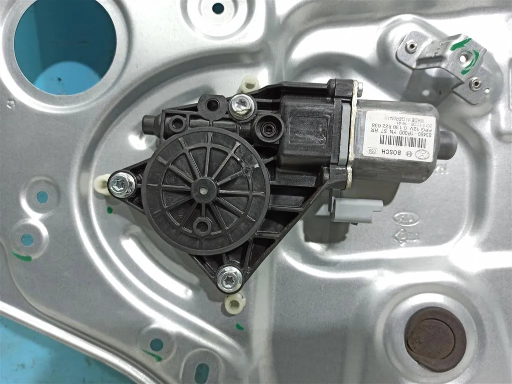 Стеклоподъемник задний правый Kia VENGA 1 2009-2014