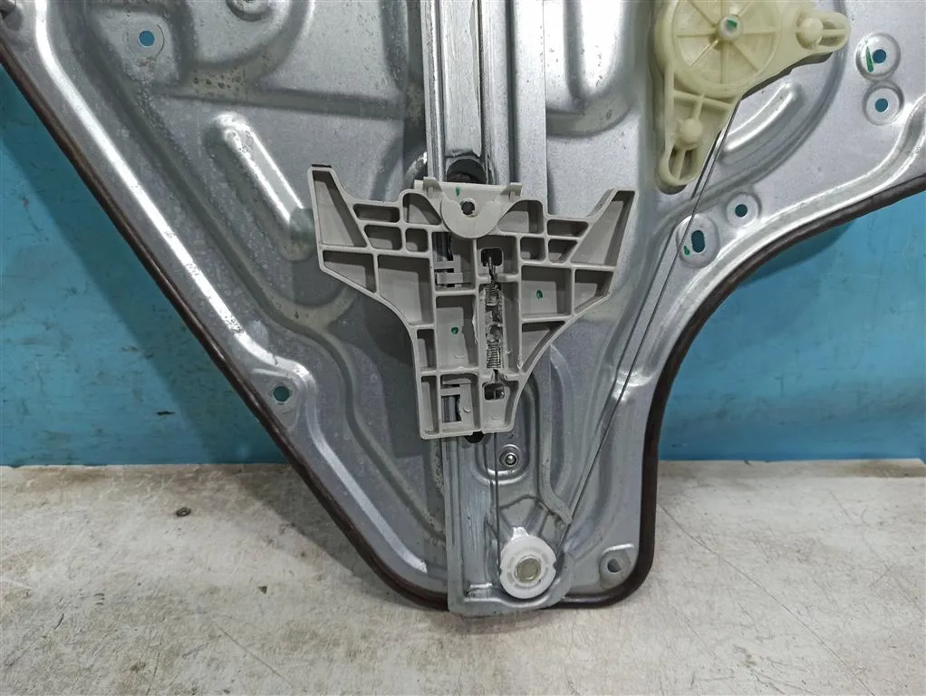 Стеклоподъемник задний правый Kia VENGA 1 2009-2014