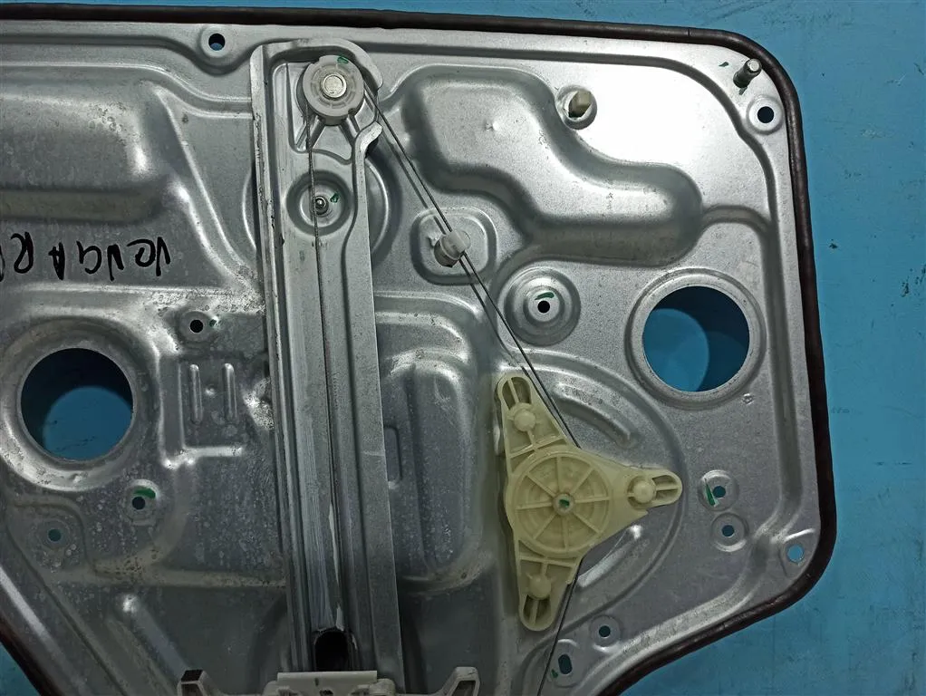 Стеклоподъемник задний правый Kia VENGA 1 2009-2014