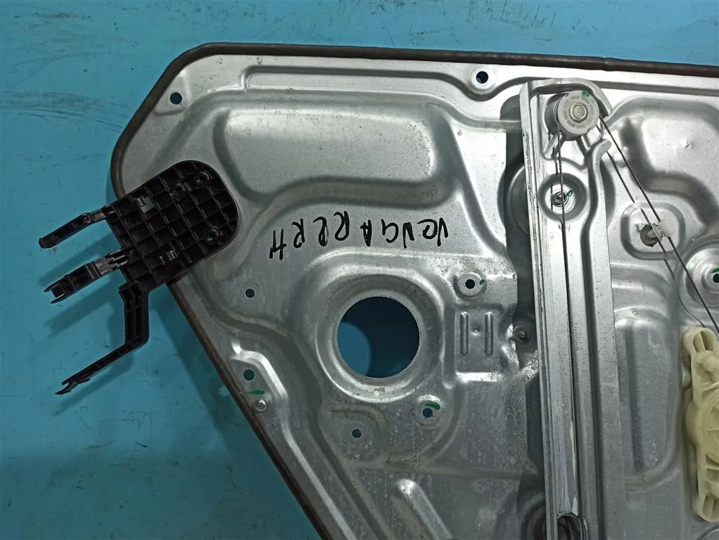 Стеклоподъемник задний правый Kia VENGA 1 2009-2014