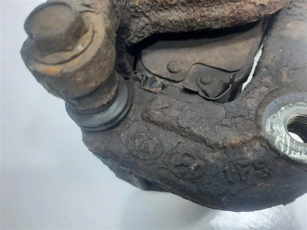 Суппорт передний правый Kia Sportage 3 2010-2014