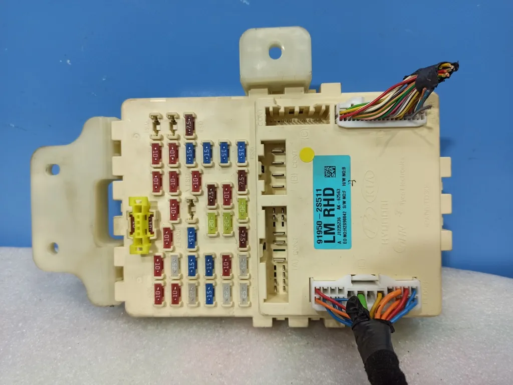 Блок предохранителей салонный Hyundai IX35 1 2010-2013