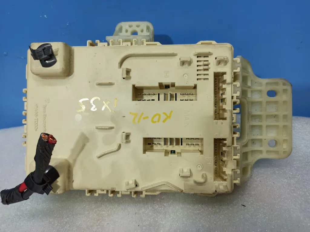 Блок предохранителей салонный Hyundai IX35 1 2010-2013