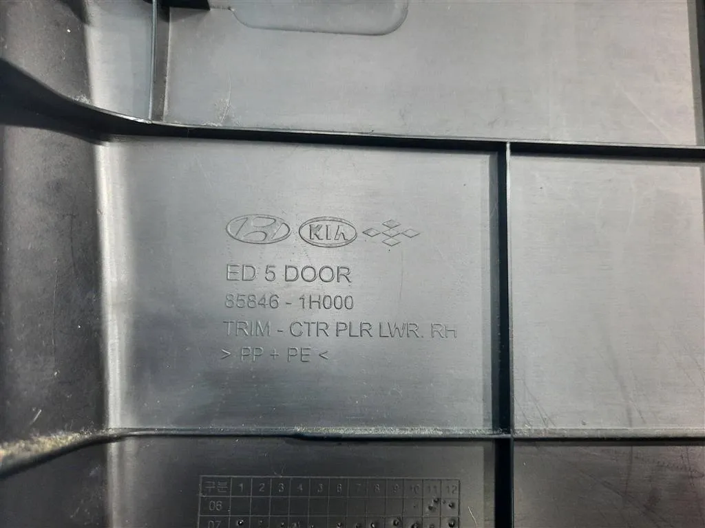 Обшивка средней стойки правой Kia Ceed 1 2010-2012