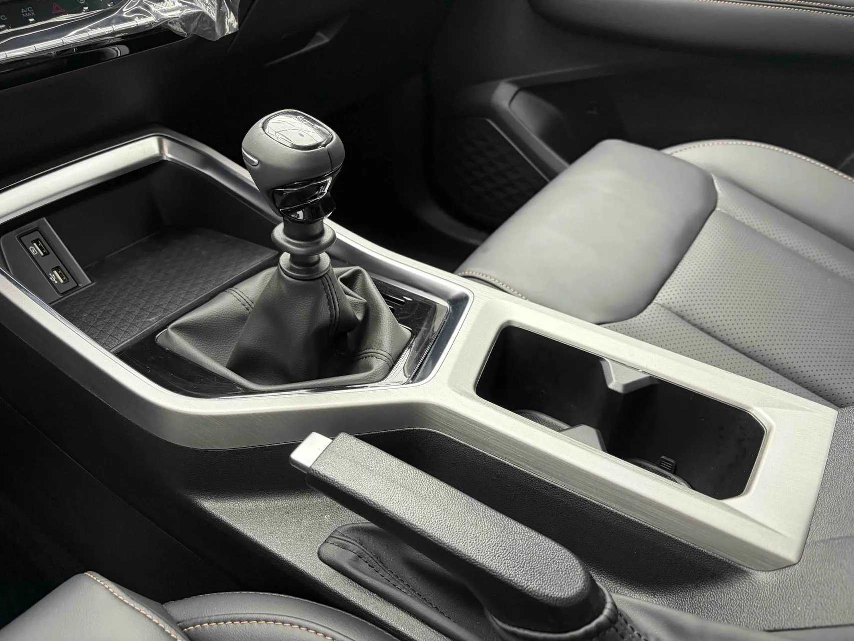 Wuling Jiachen 1.5L Manual Comfort, фото 14