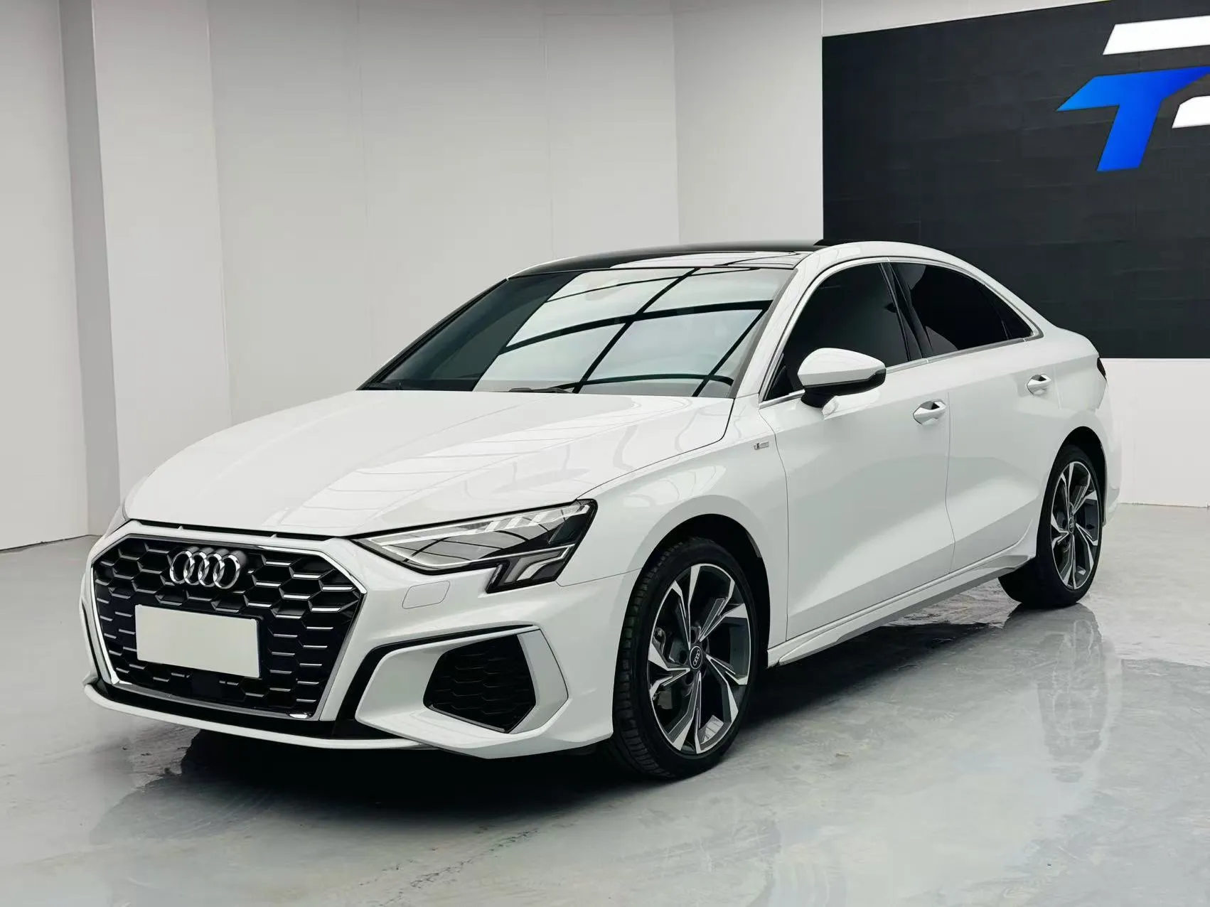 Audi A3L Limousine 35 TFSI Luxury Sport, фото 2