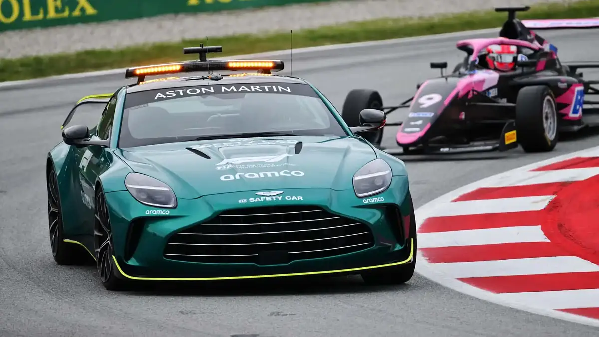 Шок: Автомобиль безопасности Aston Martin F1 разбился в Монце!