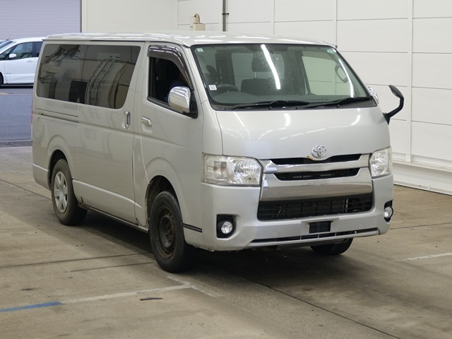 TOYOTA HIACE — фото