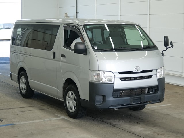 TOYOTA HIACE — фото