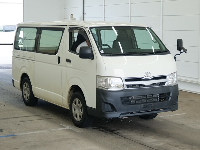 TOYOTA HIACE — фото